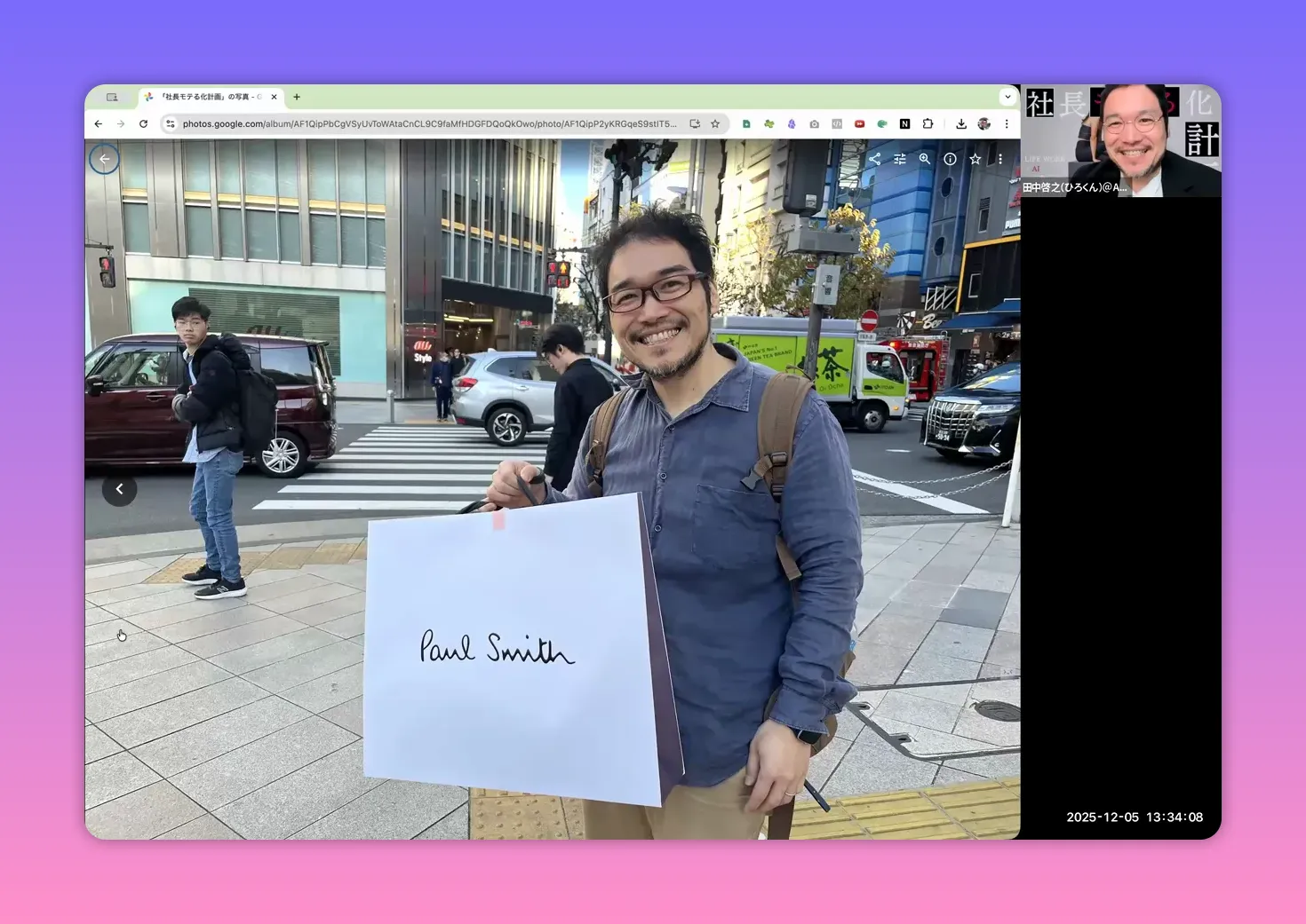 歩道で大きなショッピングバッグを持つ筆者の全身写真、カジュアルな服装で髪とヒゲが目立つ